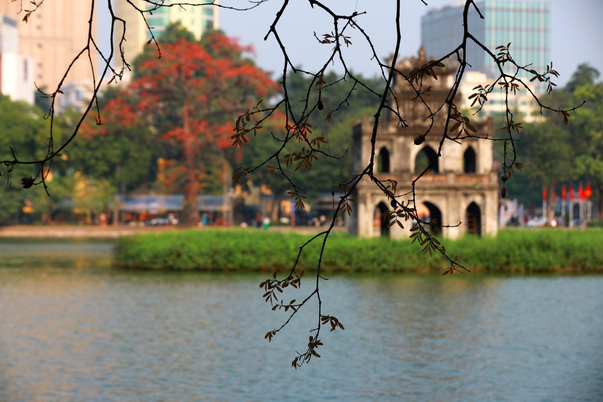 Đến với phố đi bộ, du khách có thể chụp ảnh và chiêm ngưỡng Tháp Rùa
